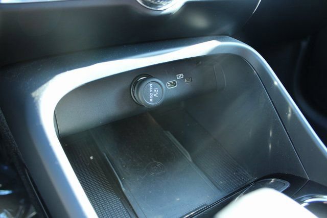 Used 2025 Volvo XC40 B5 Plus image 20