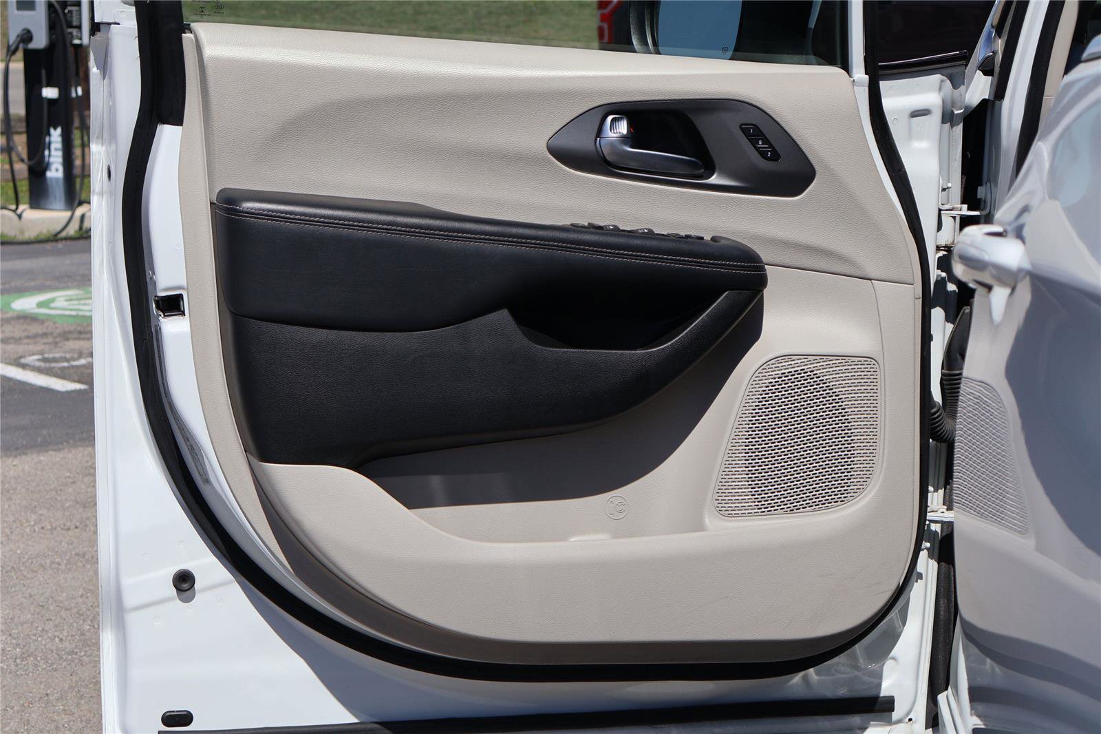 Used 2023 Chrysler Pacifica Touring-L image 12