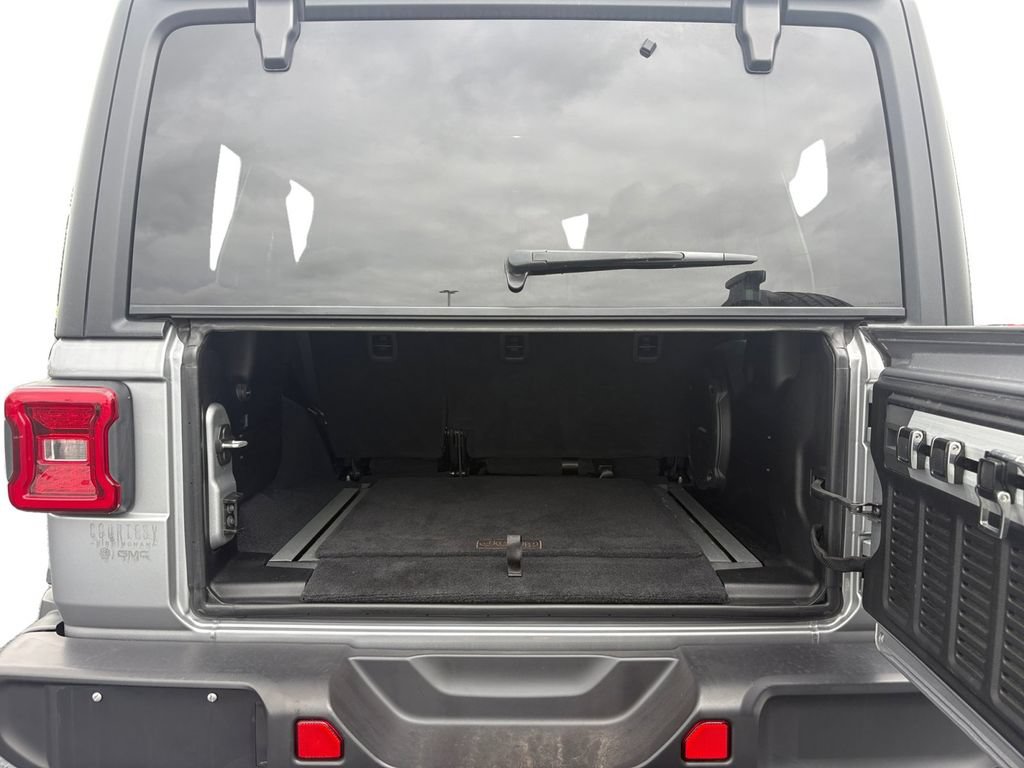 Used 2018 Jeep Wrangler Unlimited Sahara AWD/4WD image 18