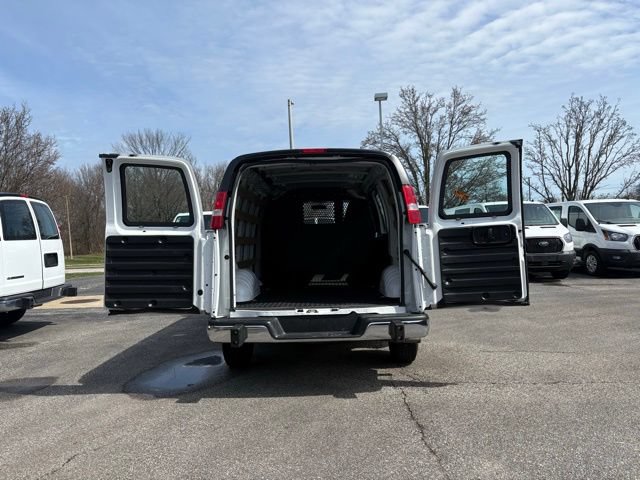 Used 2024 Chevrolet Express 2500 w/ Driver Convenience Package RWD image 9