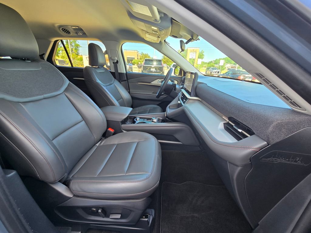 Used 2025 Ford Explorer Active w/ Active Comfort Package image 13