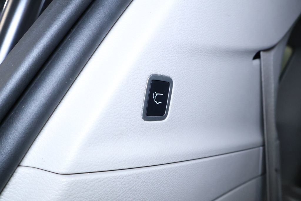 Used 2023 Chrysler Voyager LX image 18