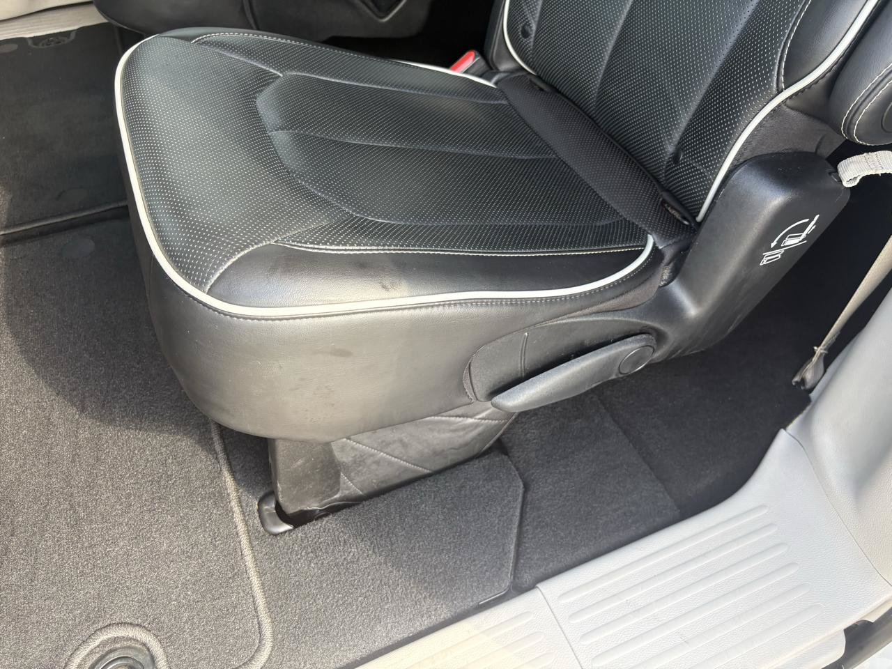 Used 2024 Chrysler Pacifica Limited FWD image 31