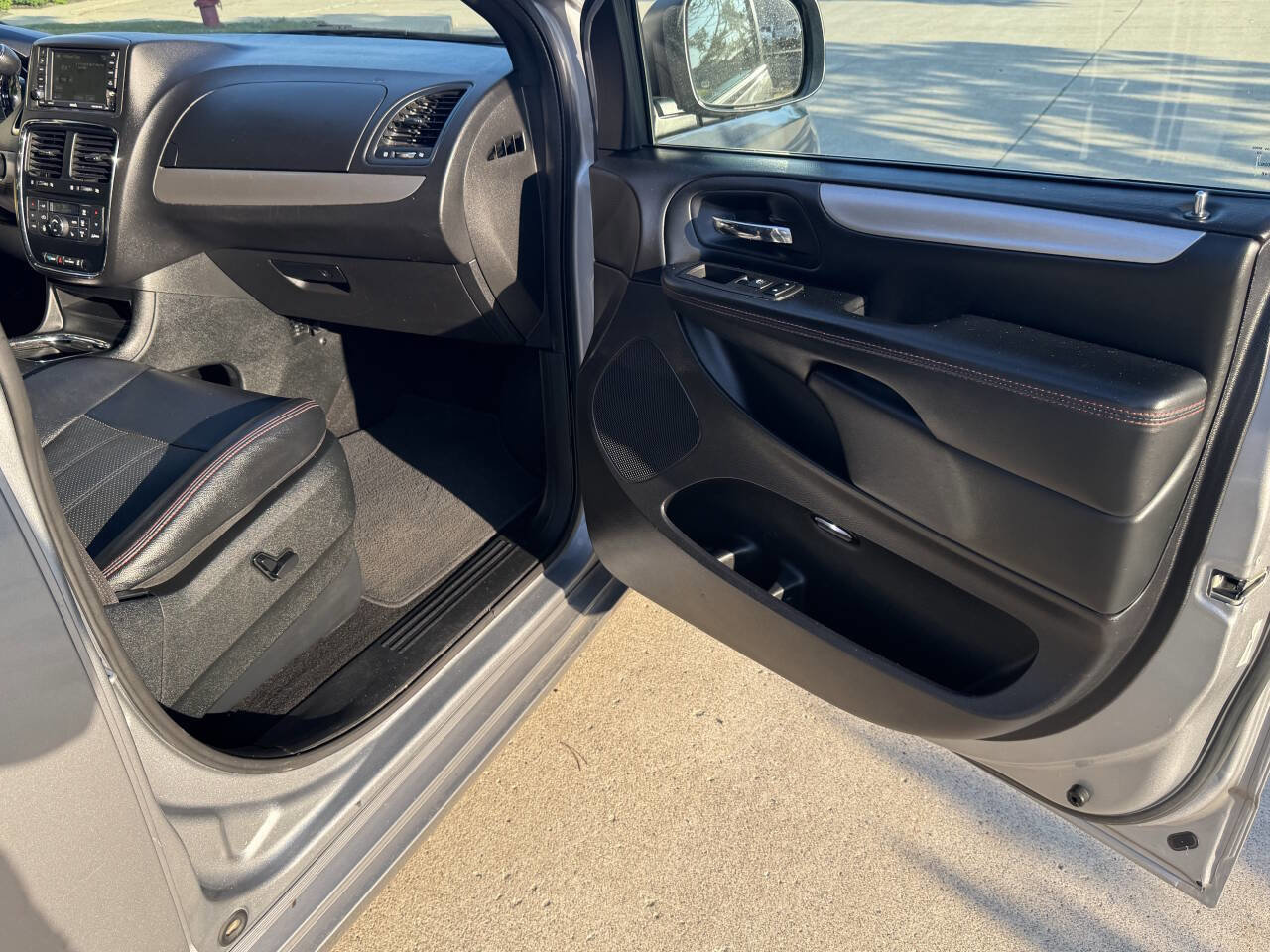 Used 2018 Dodge Grand Caravan GT FWD image 17