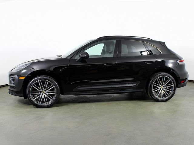 Certified 2024 Porsche Macan image 2