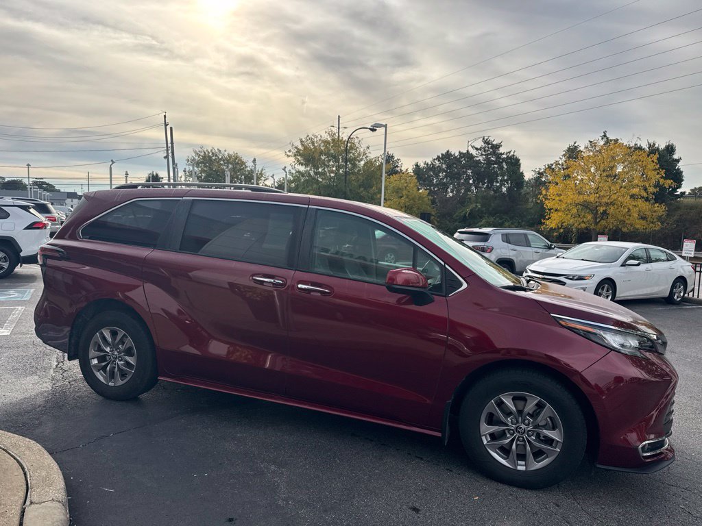 Certified 2022 Toyota Sienna XLE w/ XLE Plus Package FWD image 6