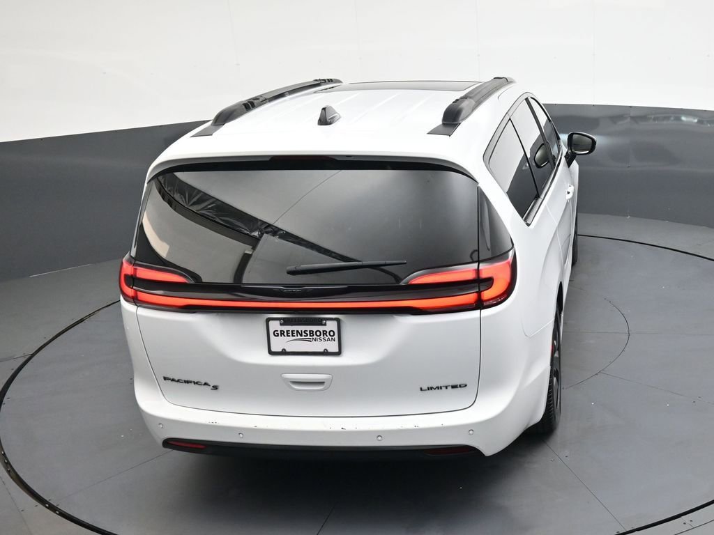 Used 2025 Chrysler Pacifica Limited image 29