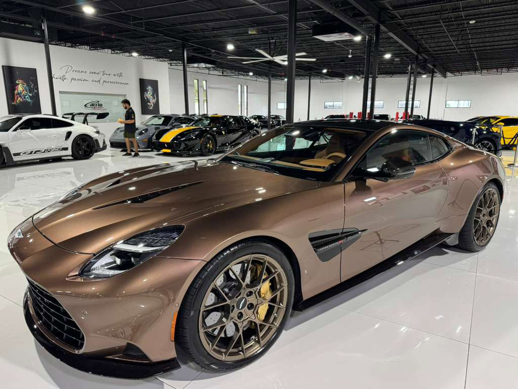 Used 2025 Aston Martin Vanquish image 3
