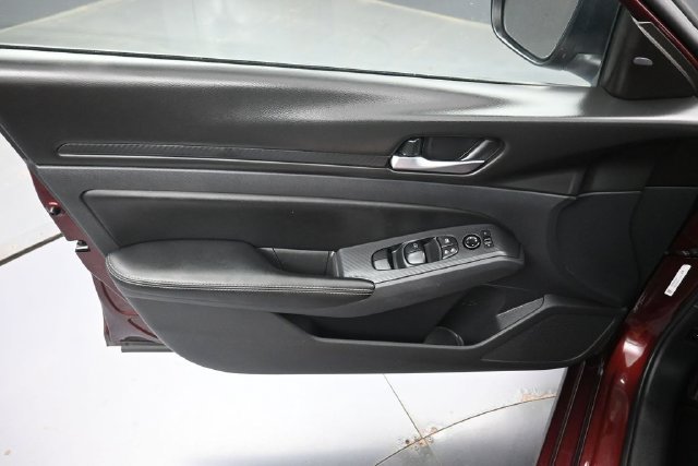 Used 2025 Nissan Altima 2.5 SV FWD image 15