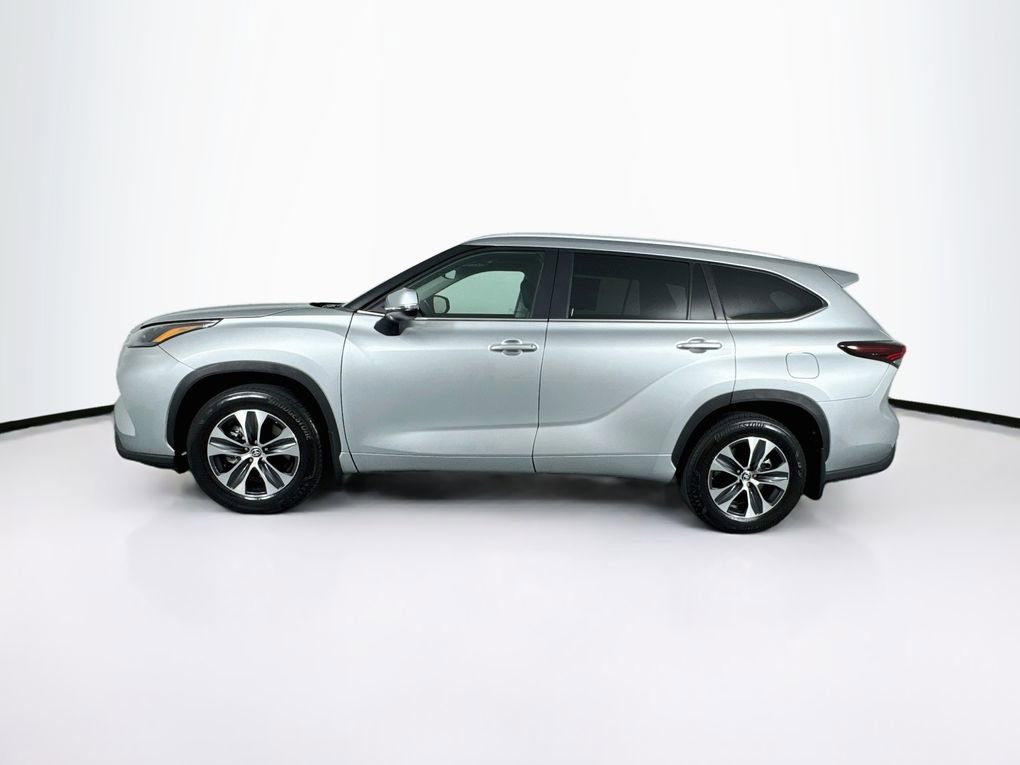 Used 2024 Toyota Highlander XLE FWD image 6