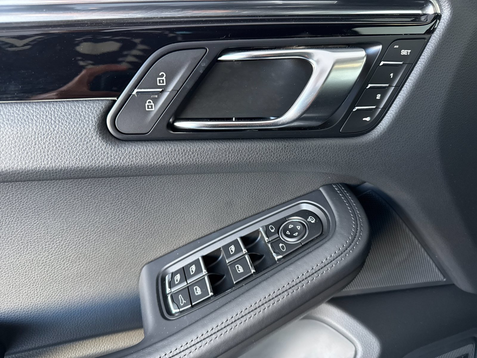 Certified 2026 Porsche Macan AWD/4WD image 12