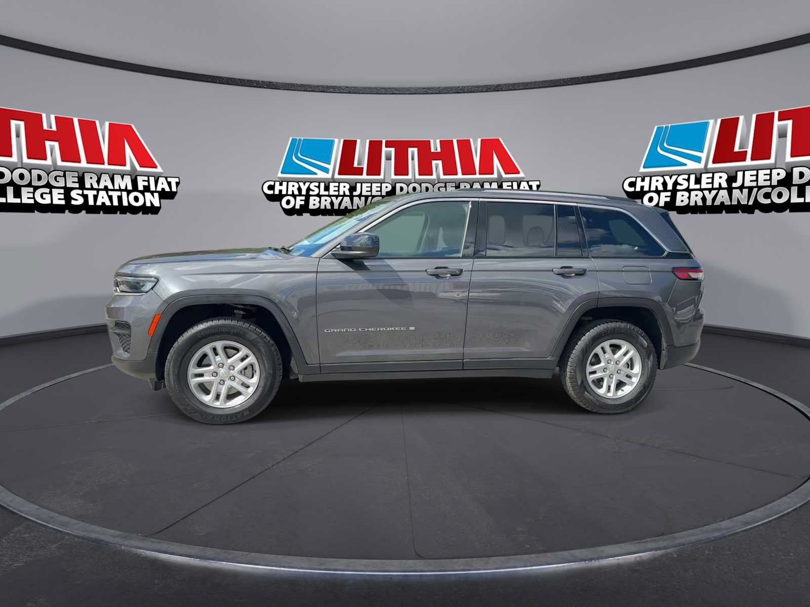 Used 2024 Jeep Grand Cherokee Laredo AWD/4WD image 4