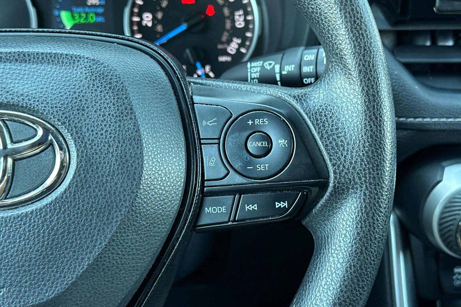 Used 2022 Toyota RAV4 XLE w/ Convenience Package image 32