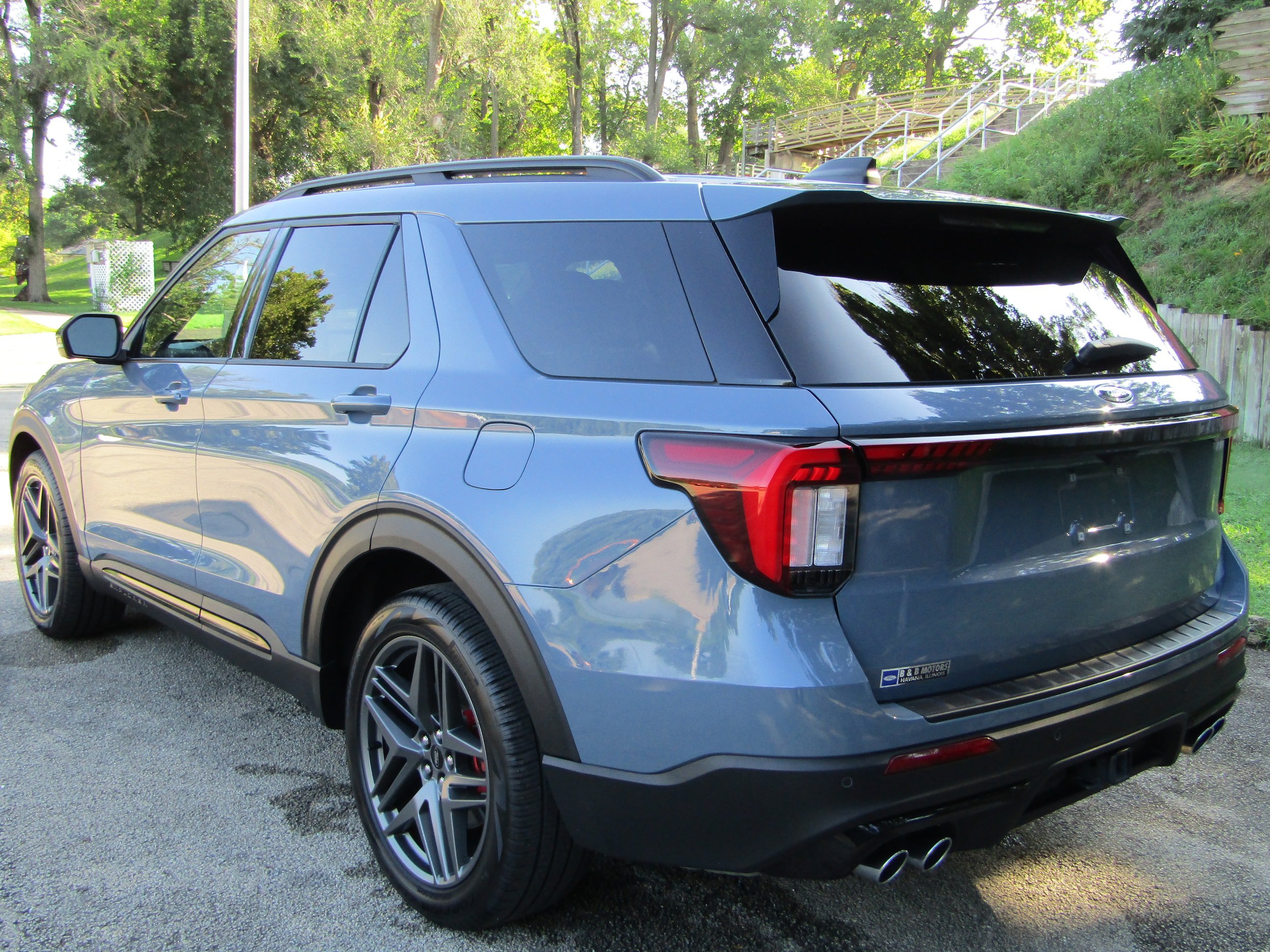 Used 2025 Ford Explorer ST w/ Sun And Sound Package AWD/4WD image 2