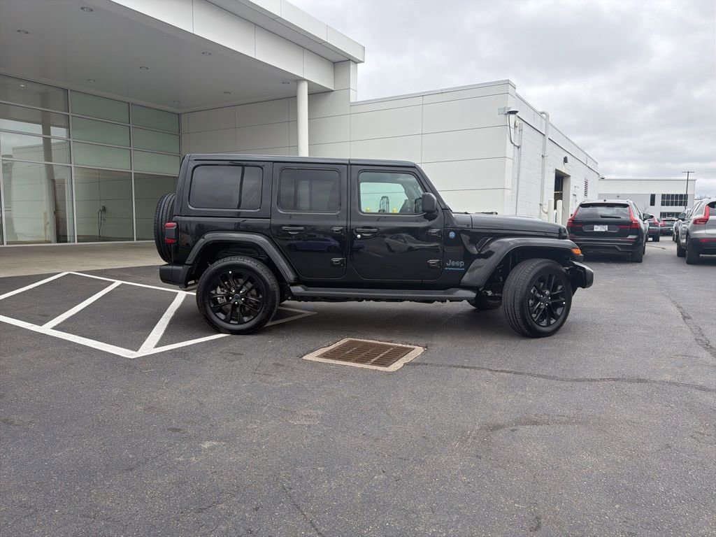 Used 2025 Jeep Wrangler Unlimited Sahara image 2