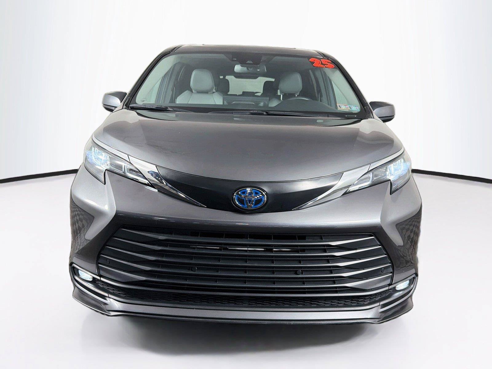 Used 2025 Toyota Sienna XLE FWD image 6