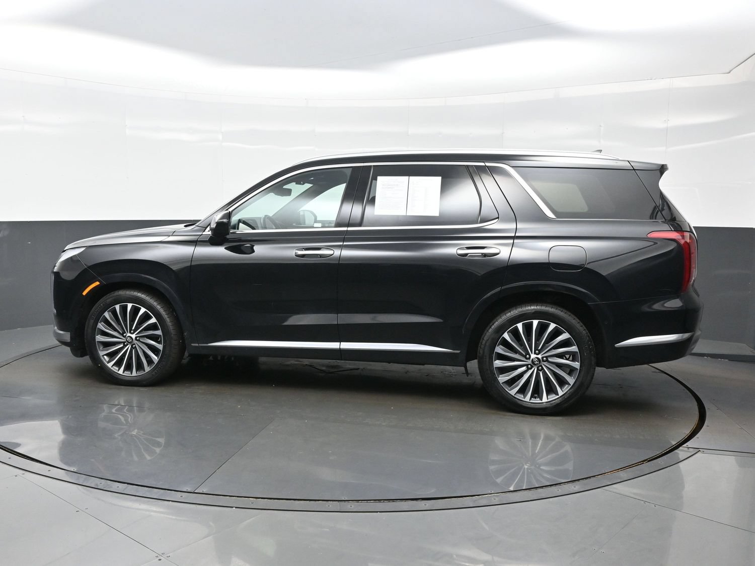 Certified 2023 Hyundai Palisade Calligraphy w/ Cargo Package AWD/4WD image 3