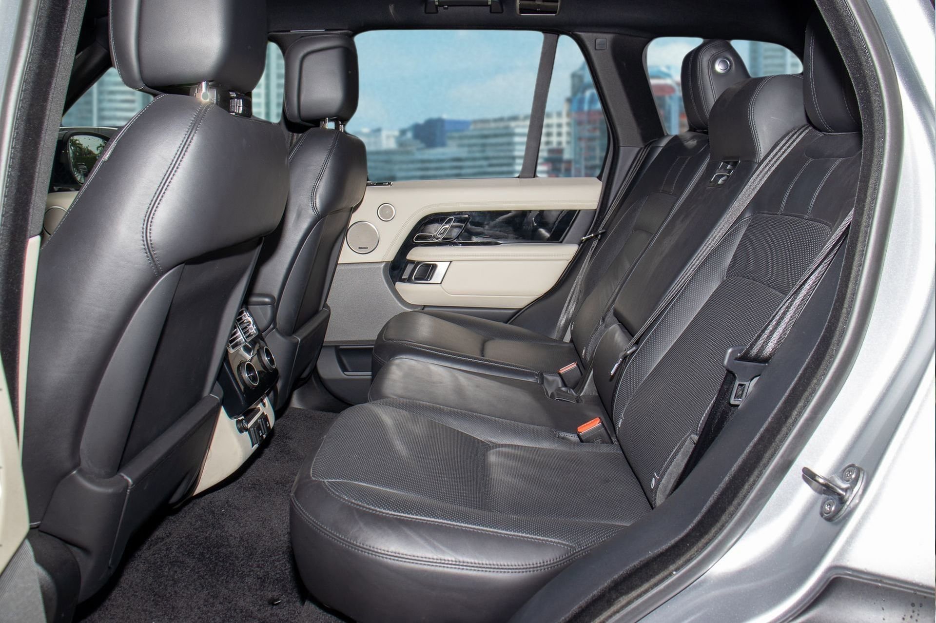 Used 2018 Land Rover Range Rover HSE image 7