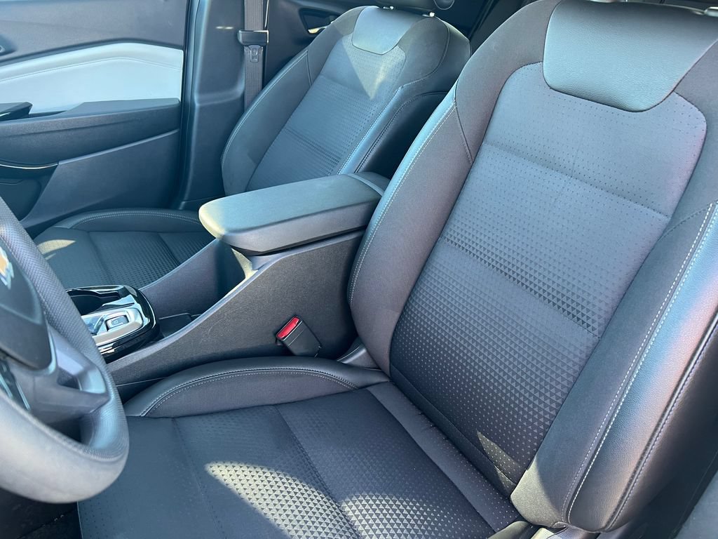 Used 2025 Chevrolet Trax LT FWD image 11