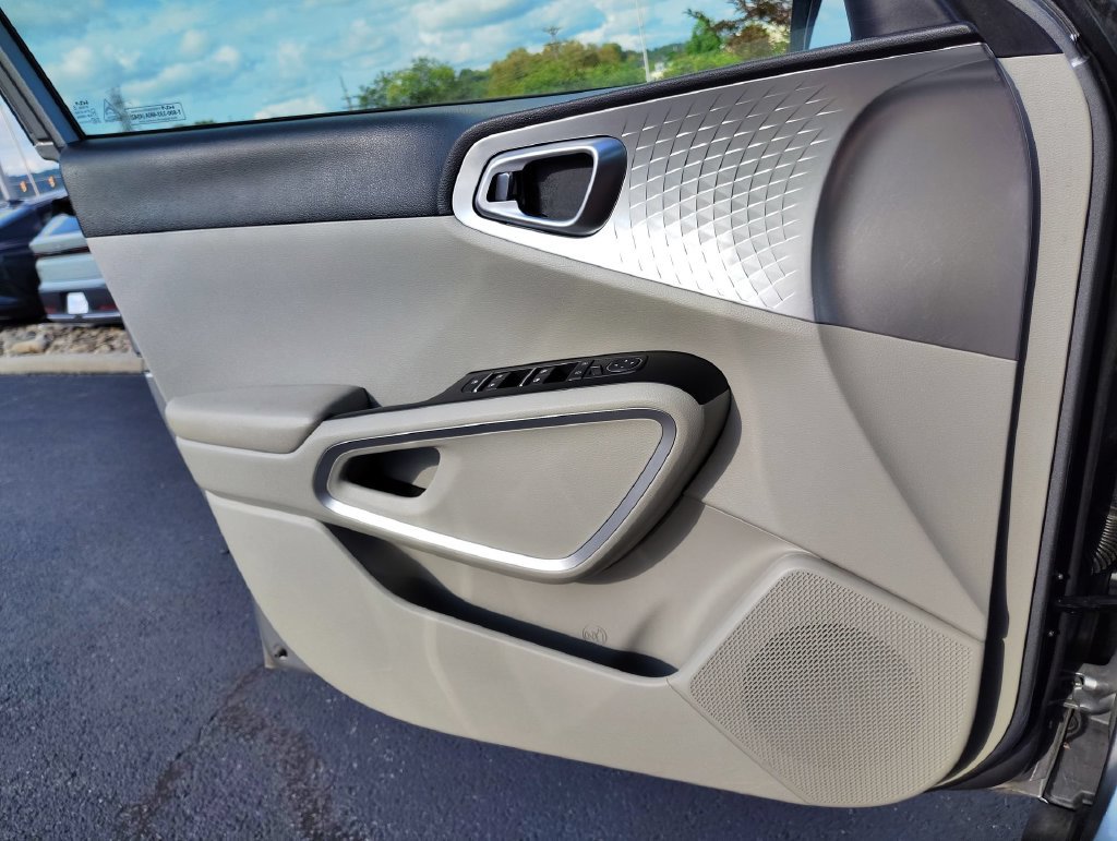 Certified 2023 Kia Soul LX w/ LX Technology Package FWD image 18