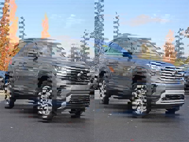 Used 2020 Volkswagen Atlas Cross Sport SE w/ Panoramic Sunroof Package image 2