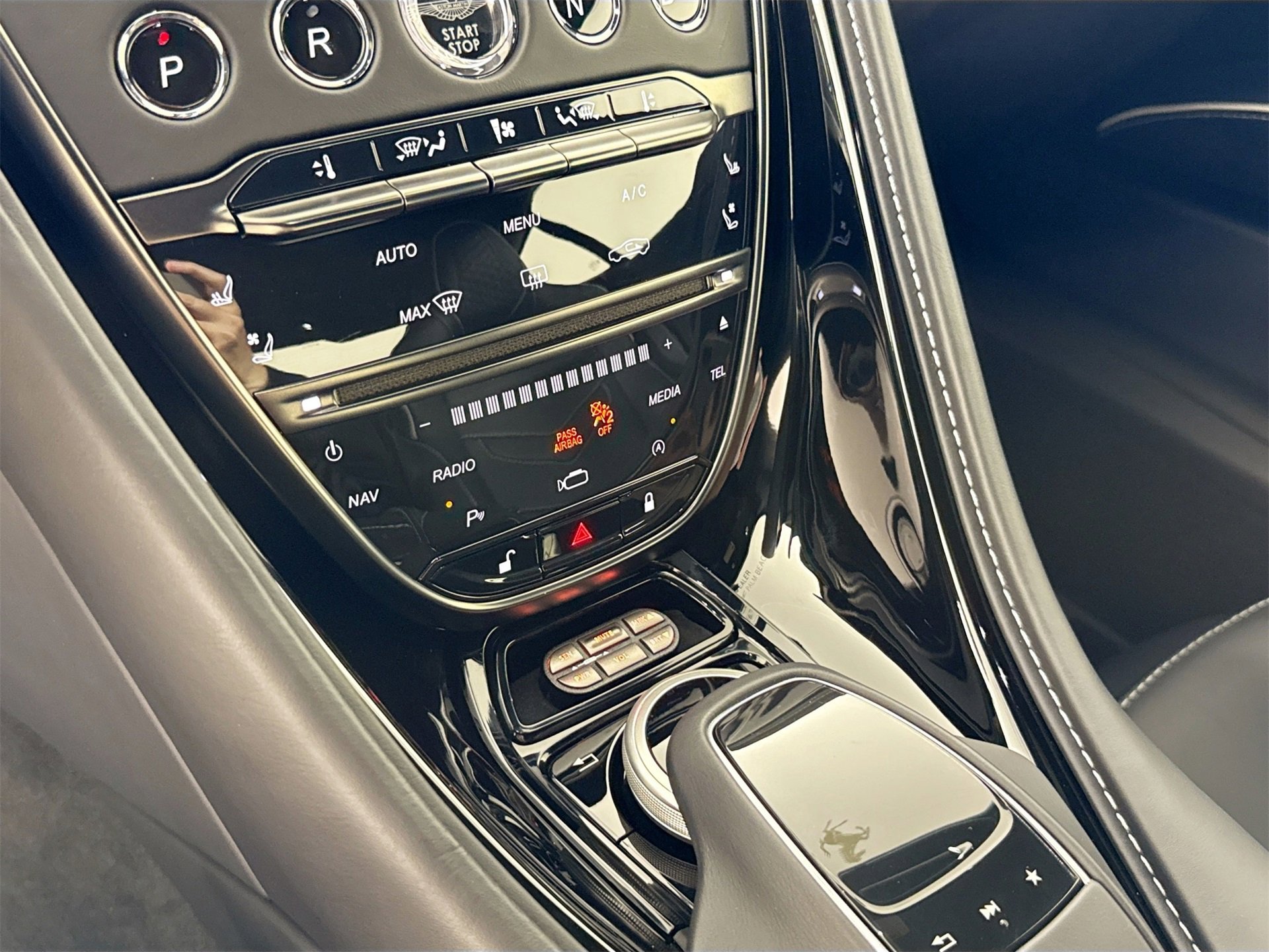 Used 2023 Aston Martin DBS Coupe image 12