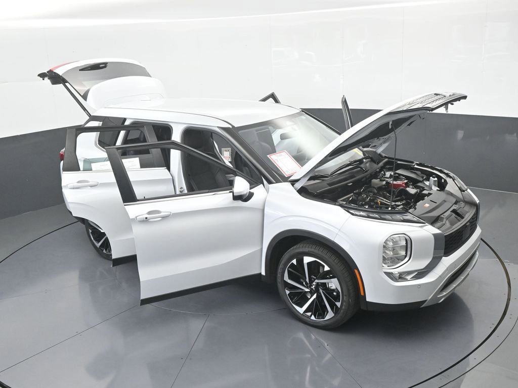 Used 2023 Mitsubishi Outlander SE image 78