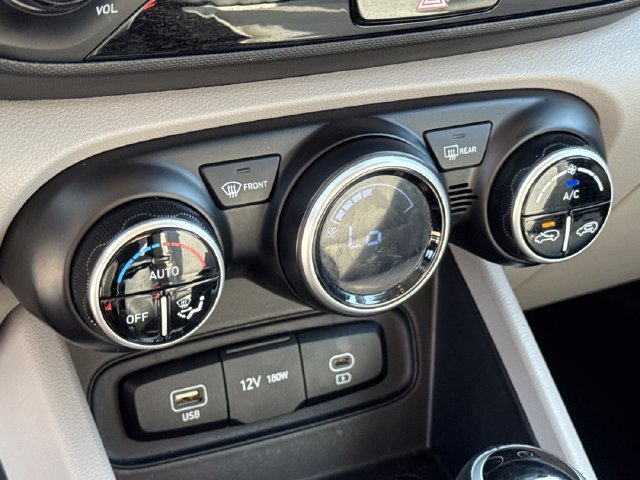 Used 2024 Hyundai Venue SEL FWD image 30
