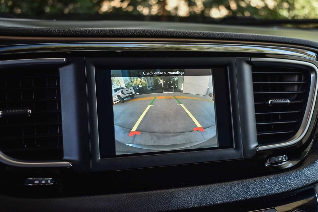 Used 2018 Chrysler Pacifica Touring-L image 22