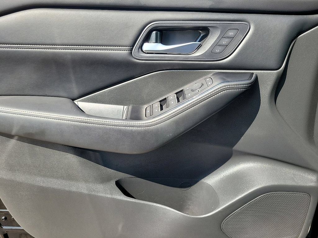 Used 2024 Nissan Rogue SL w/ SL Premium Package FWD image 15