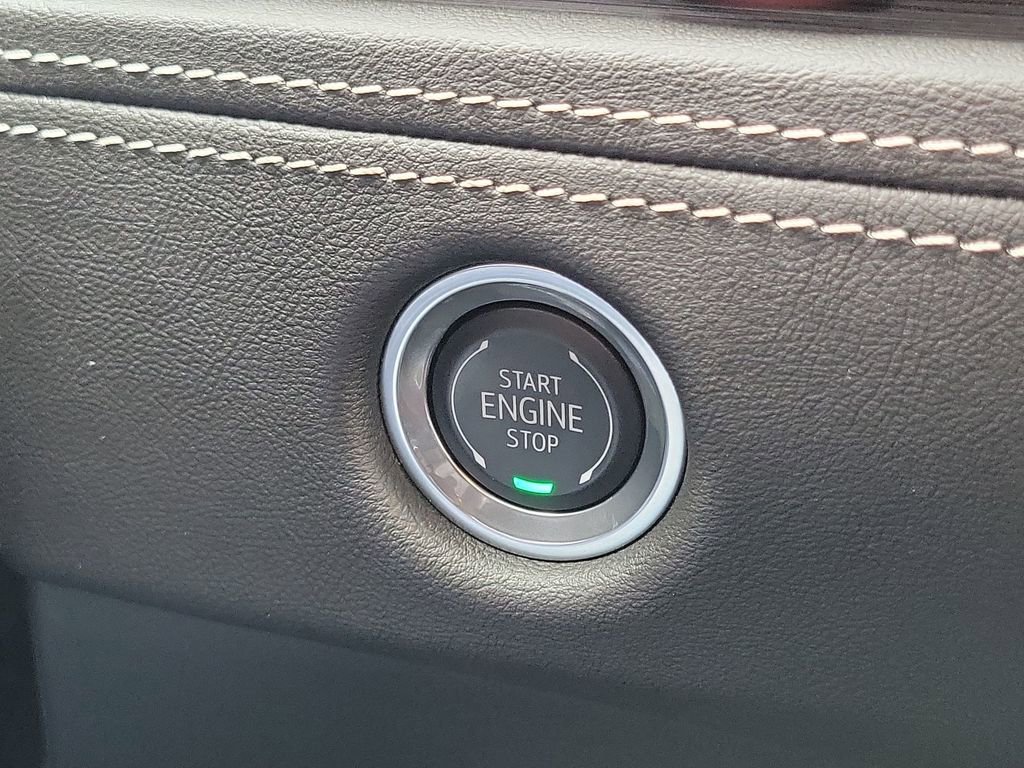 Used 2025 Cadillac Escalade ESV Premium Luxury image 16