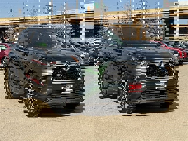 Used 2023 Toyota Highlander XLE