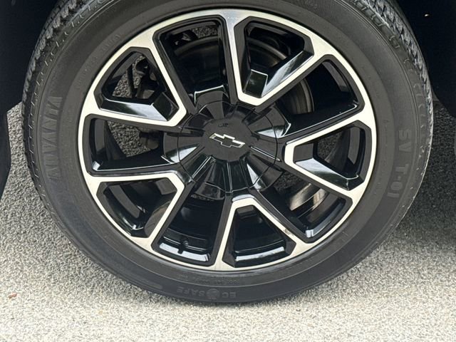 Used 2024 Chevrolet Suburban Premier w/ Advanced Technology Package AWD/4WD image 9