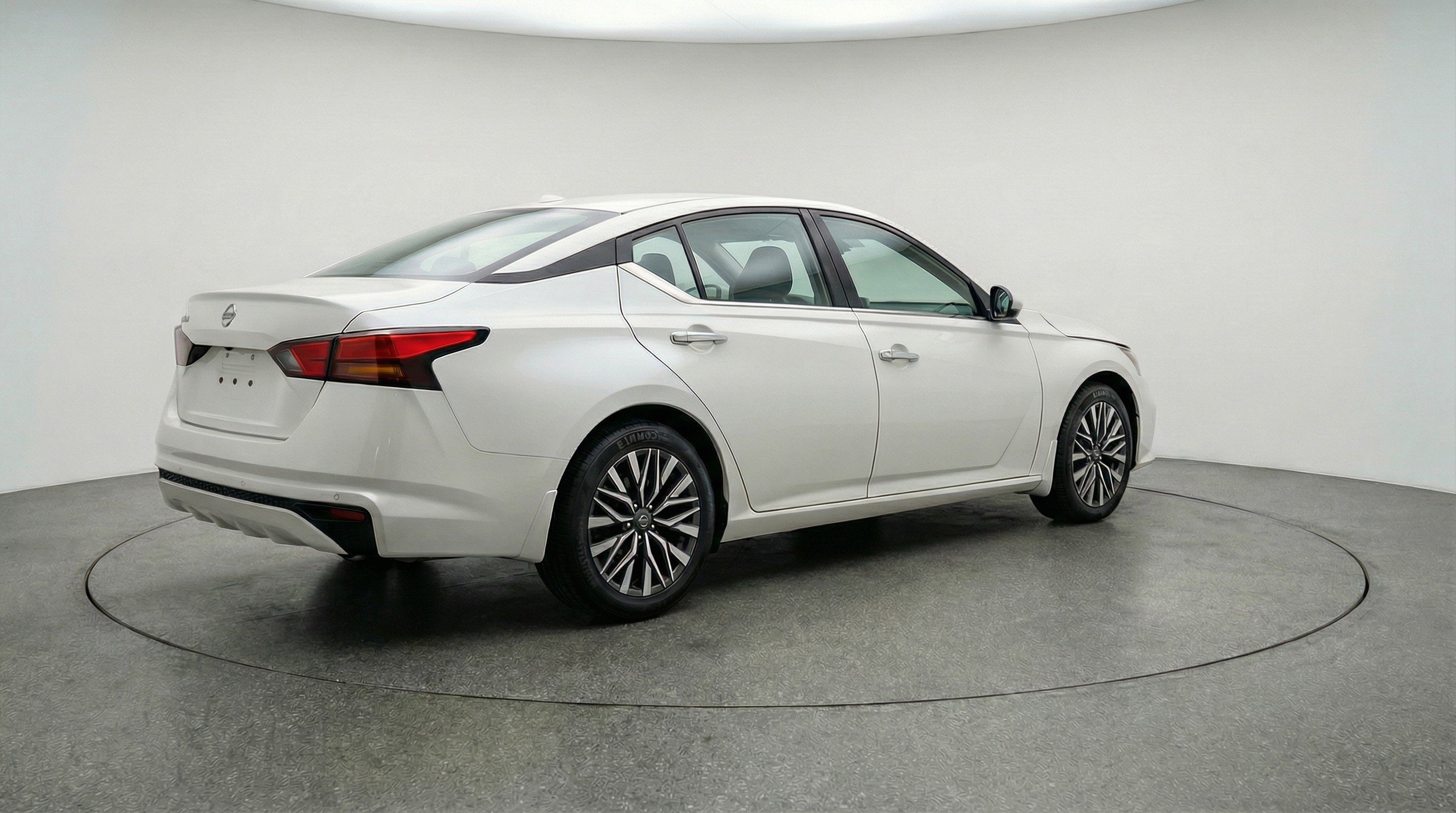 Used 2025 Nissan Altima 2.5 SV image 9