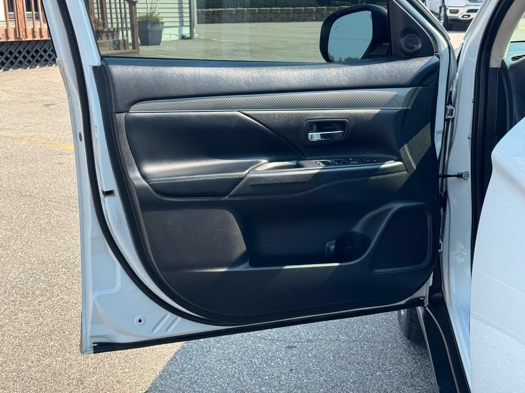 Used 2019 Mitsubishi Outlander SEL AWD/4WD image 24