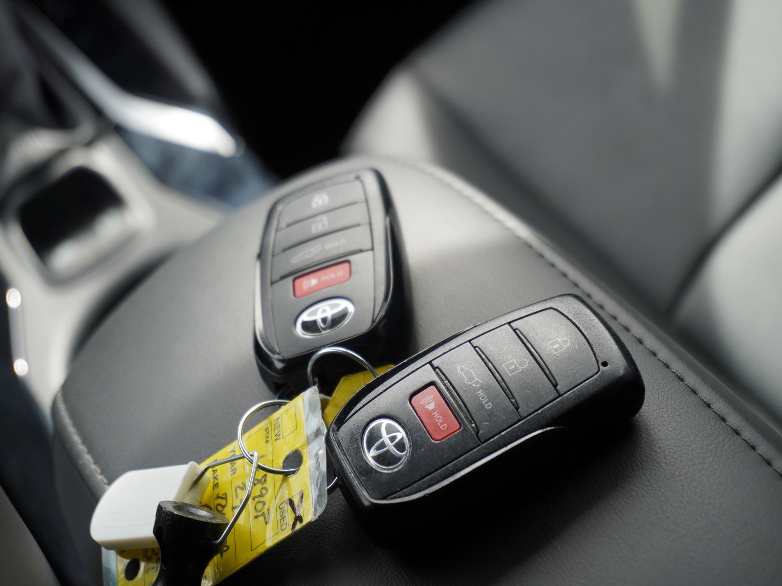 Used 2024 Toyota Corolla Cross XLE w/ Convenience Package image 19