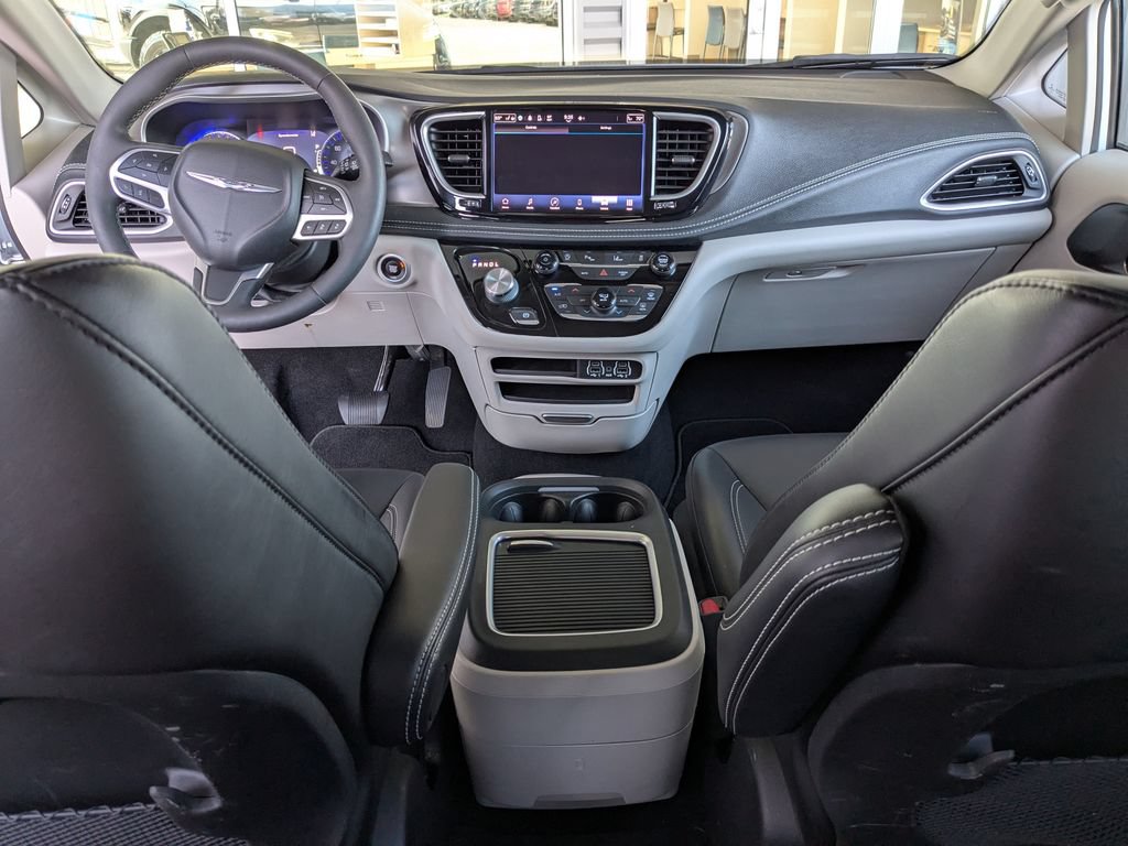 Used 2023 Chrysler Pacifica Touring-L AWD/4WD image 27