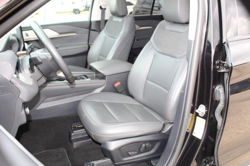 Used 2025 Ford Explorer Active w/ Active Comfort Package image 21