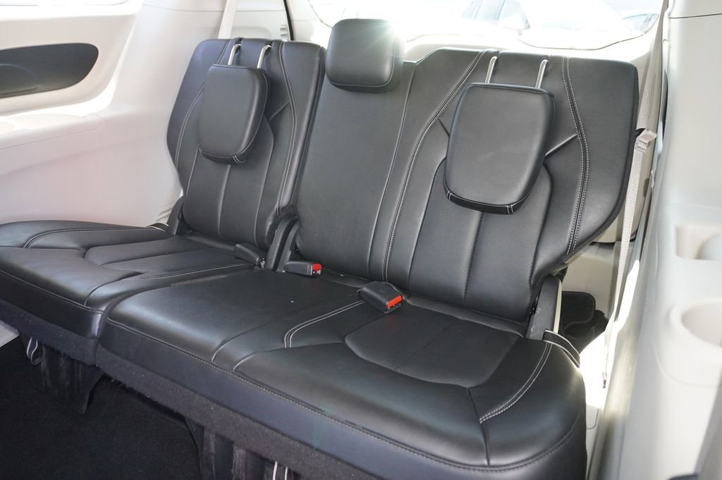 Used 2024 Chrysler Pacifica Touring-L FWD image 11