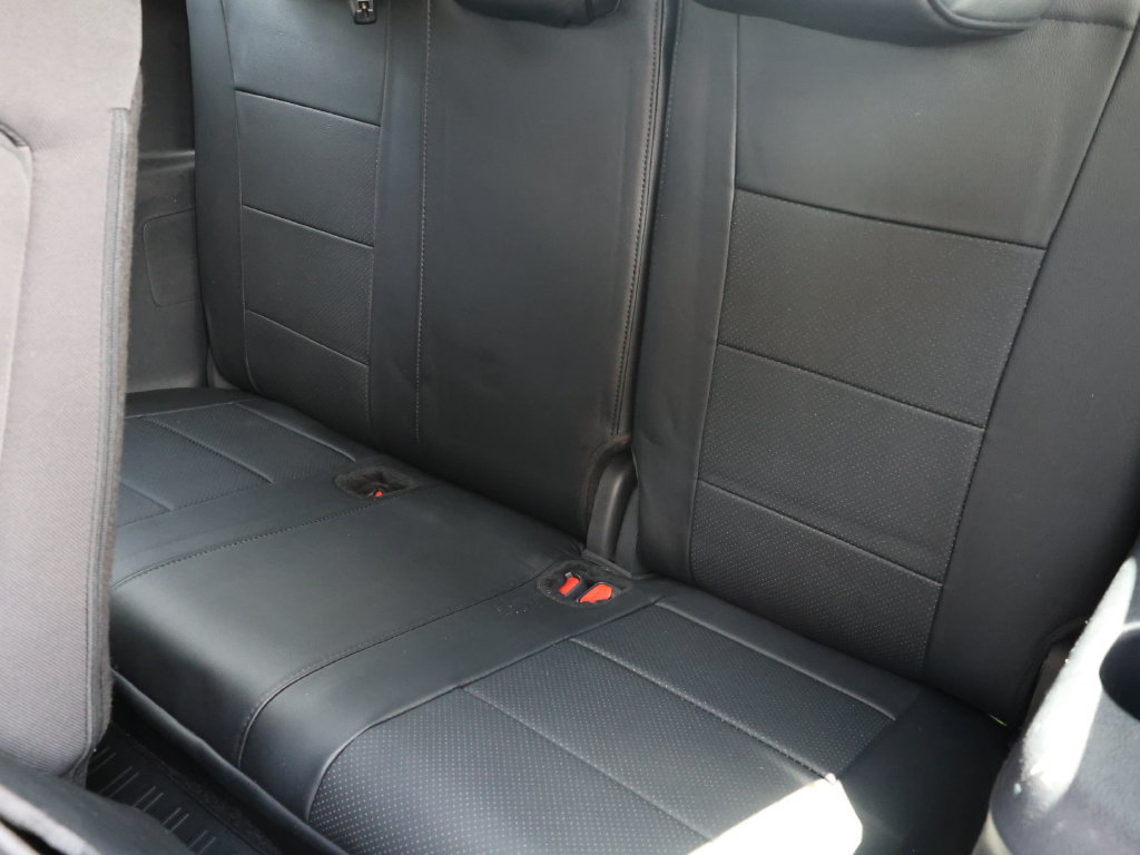 Used 2024 Toyota Highlander LE FWD image 19