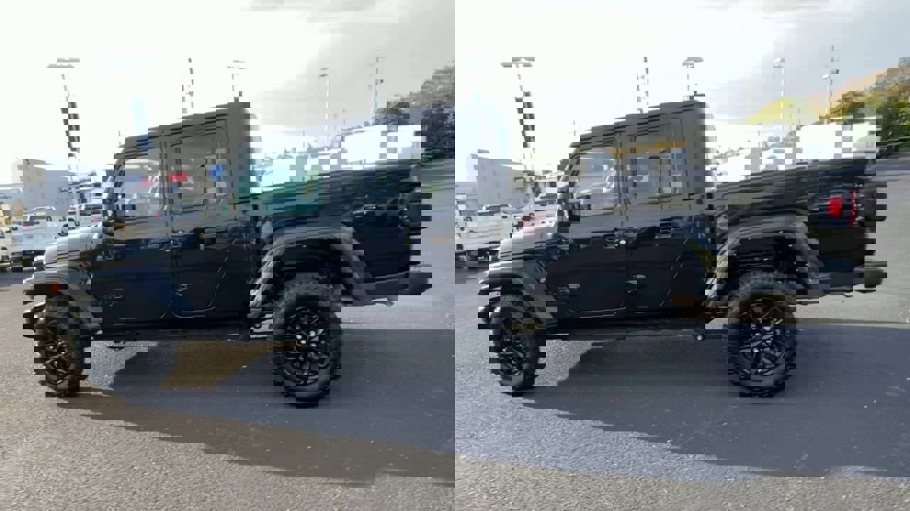 Used 2023 Jeep Gladiator Sport image 6