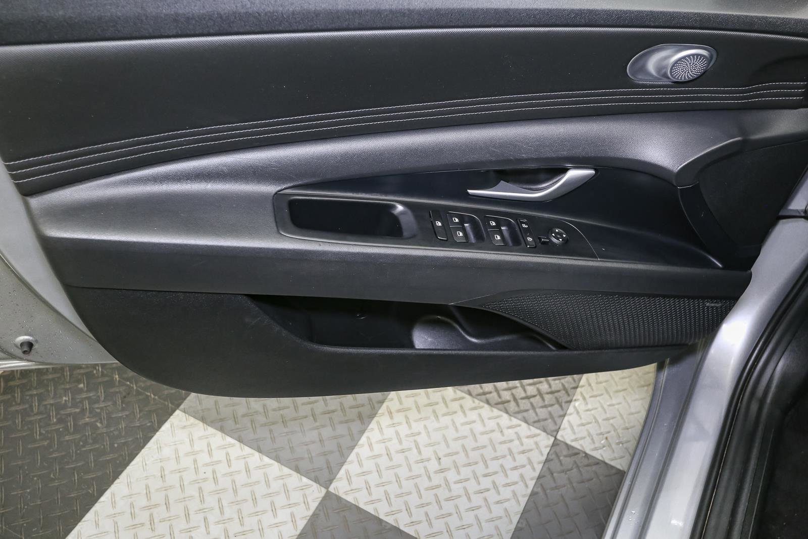 Used 2023 Hyundai Elantra Limited FWD image 39
