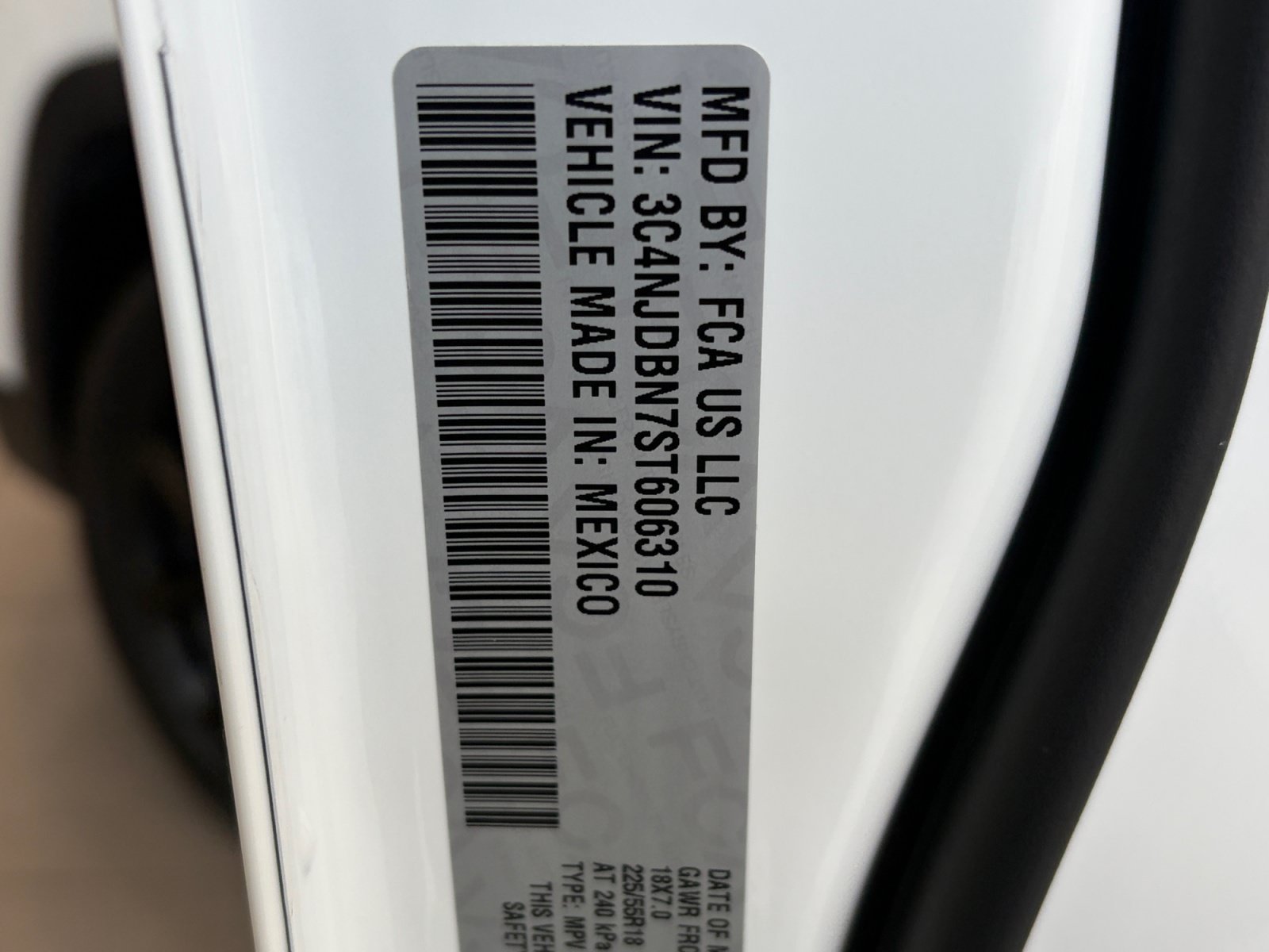 Used 2025 Jeep Compass Latitude w/ Convenience Group AWD/4WD image 34