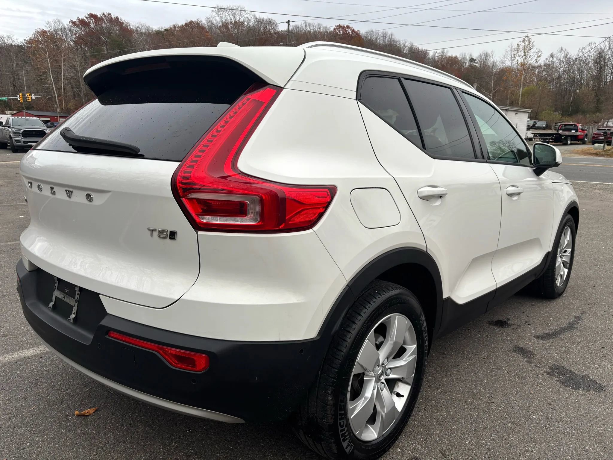 Used 2019 Volvo XC40 T5 Momentum image 9