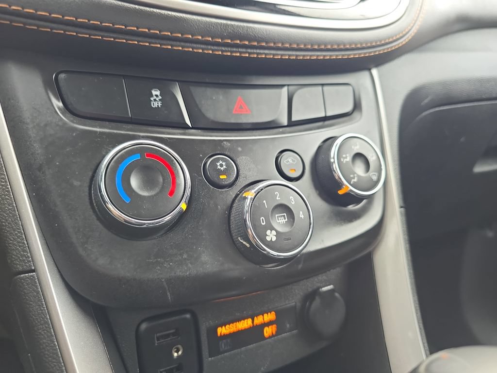 Used 2022 Chevrolet Trax LT w/ LT Convenience Package FWD image 25