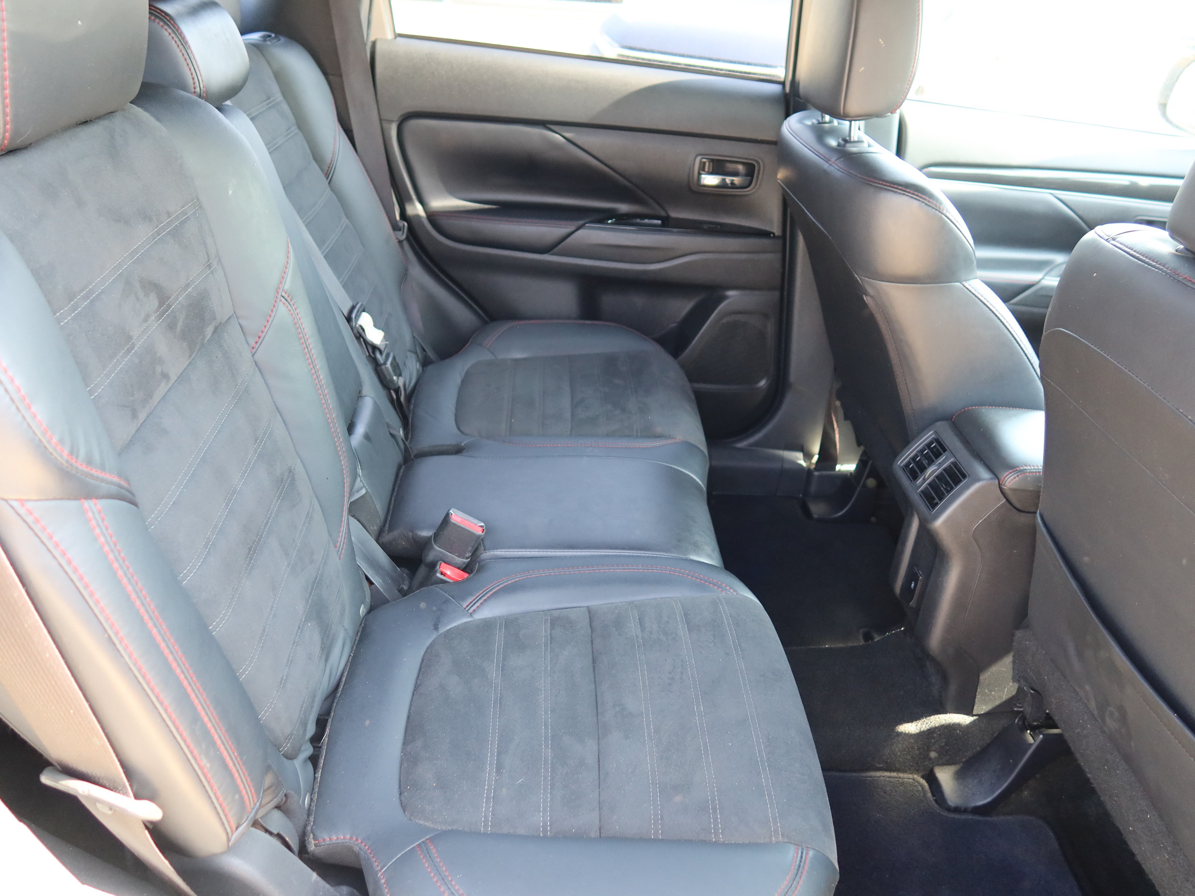 Used 2020 Mitsubishi Outlander LE FWD image 13