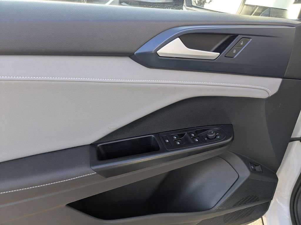 Used 2024 Volkswagen Taos SE image 53