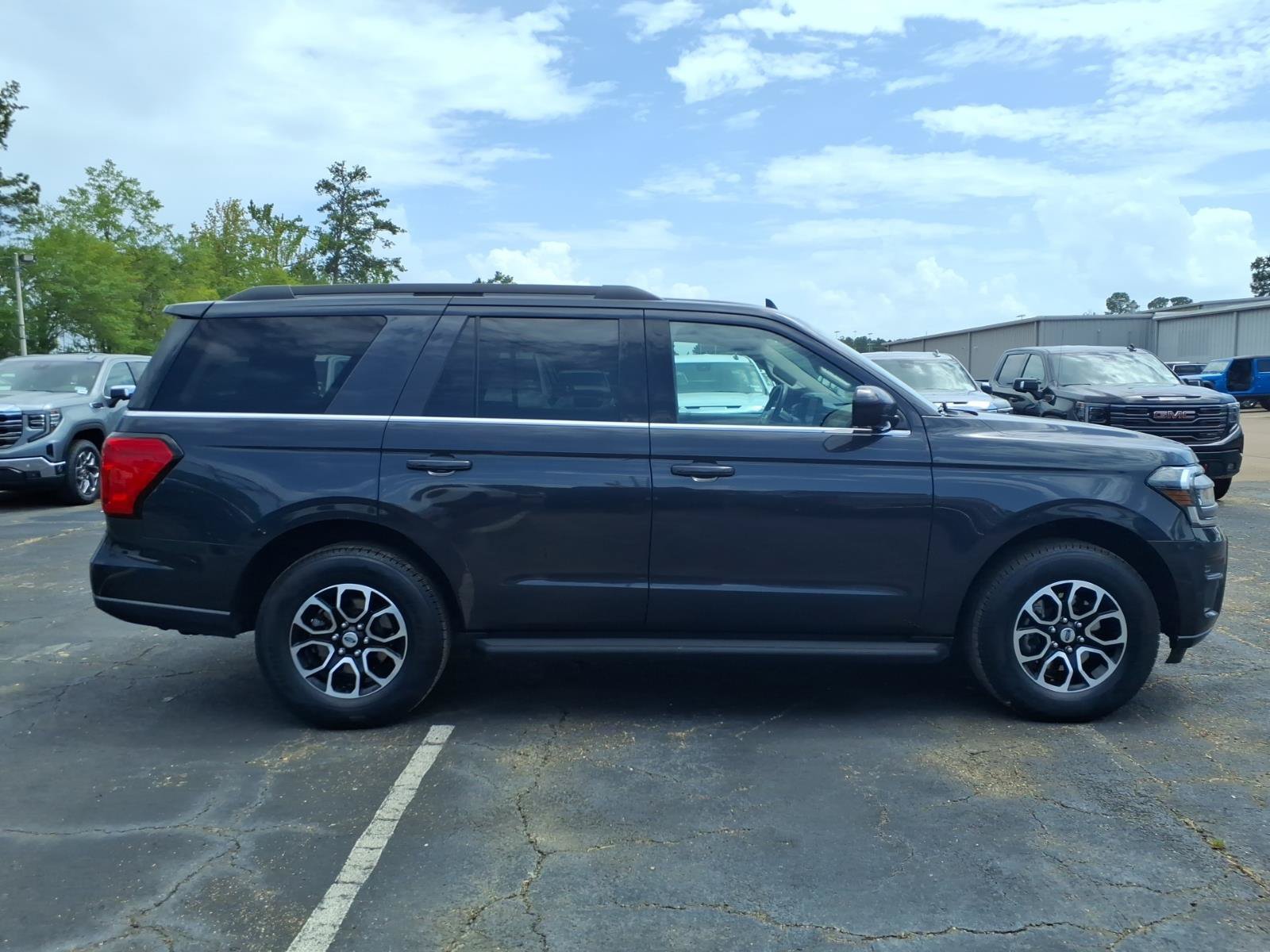 Used 2024 Ford Expedition XLT AWD/4WD image 3