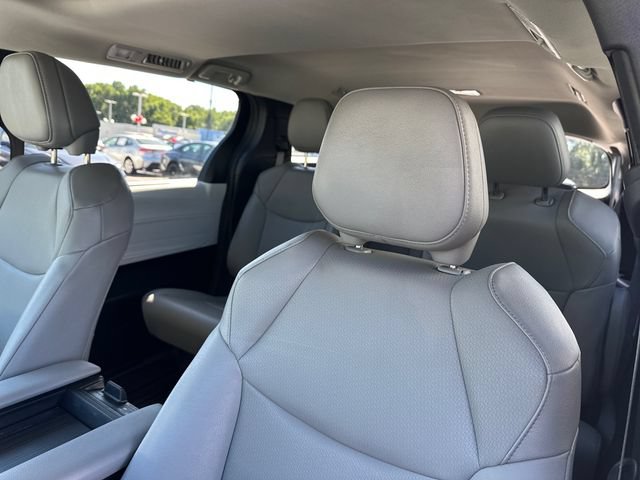 Used 2025 Toyota Sienna XLE FWD image 17