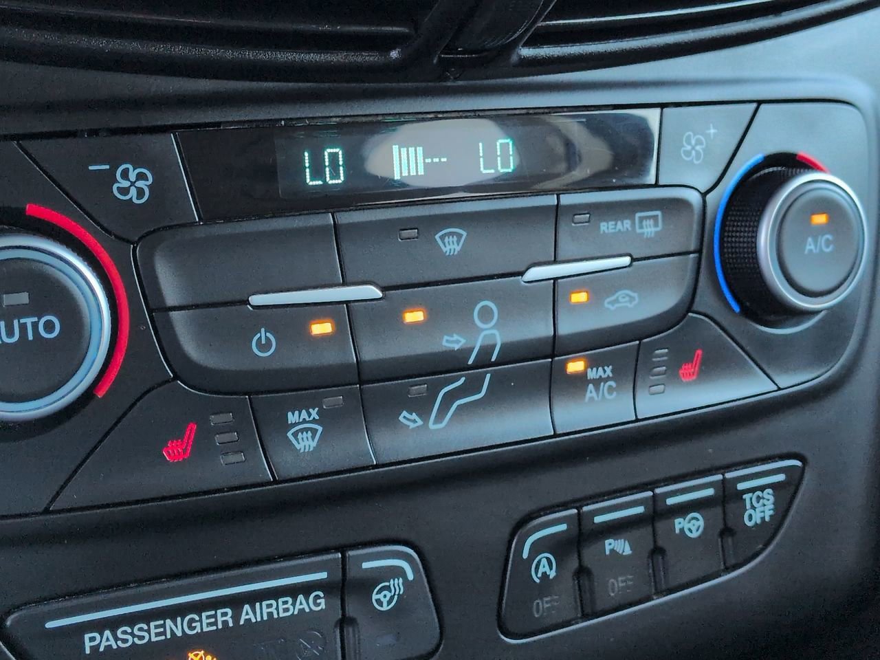 Used 2018 Ford Escape Titanium w/ Ford Safe & Smart Package AWD/4WD image 22